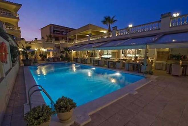 Hotel pool with free entrance 